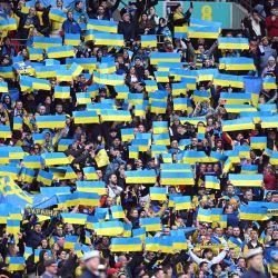 Seguidores de Ucrania sostienen banderas durante los himnos antes del partido de fútbol de clasificación del grupo C de la Eurocopa 2024 de la UEFA entre Inglaterra y Ucrania en el estadio de Wembley en Londres. | Foto:JUSTIN TALLIS / AFP