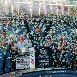Tyler Reddick de Monster Energy Toyota, celebra tras ganar el Gran Premio EchoPark Automotive de la NASCAR Cup Series en el Circuito de las Américas en Austin, Texas. | Foto:SUZANNE CORDEIRO / AFP