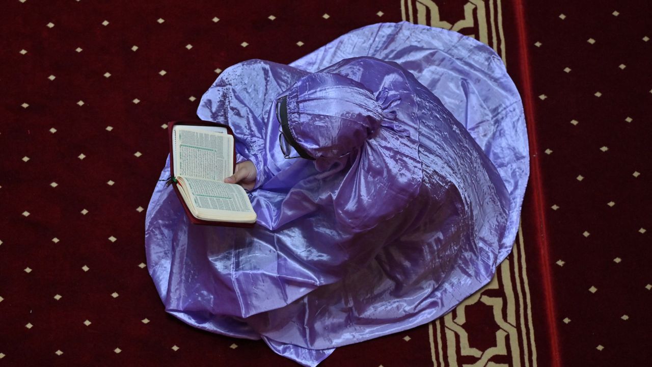 Una mujer musulmana lee un ejemplar del Corán durante el cuarto día del mes sagrado del Ramadán en la mezquita Istiqlal de Yakarta, Indonesia. | Foto:ADEK BERRY / AFP