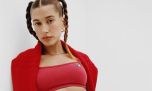 La vincha: El accesorio de los 2000 que lució Hailey Bieber