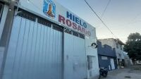 Atacan a balazos una fábrica de hielo en Rosario y dejan un mensaje extorsivo a sus dueños
