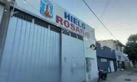 Atacan a balazos una fábrica de hielo en Rosario y dejan un mensaje extorsivo a sus dueños