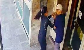 Rosario: una mujer asaltó a un hombre mayor que terminó gravemente herido