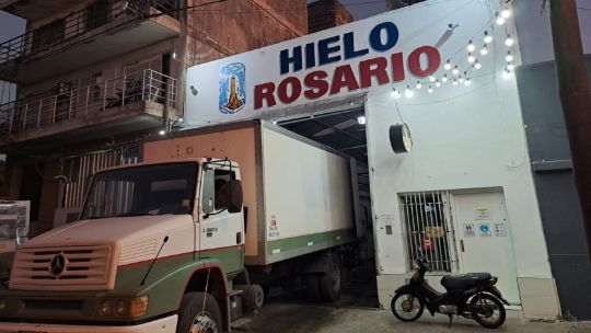 Rosario: balearon el frente de una fábrica de hielo y dejaron un mensaje extorsivo