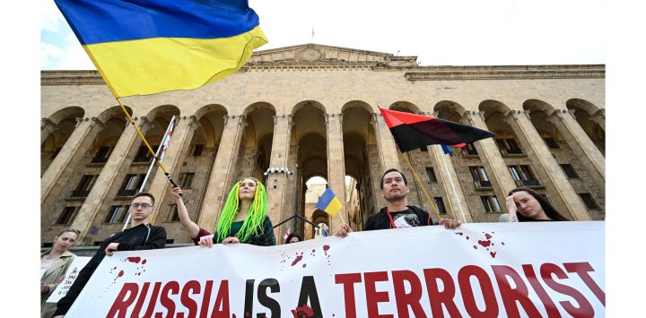 Activistas ucranianos asisten a una concentración contra la participación de Rusia y Bielorrusia en los Juegos Olímpicos de París 2024 en Tiflis, Francia.