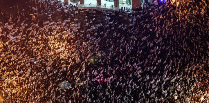 Esta vista aérea muestra a la gente protestando en Tel Aviv contra el controvertido proyecto de ley de revisión judicial del gobierno, en Israel.