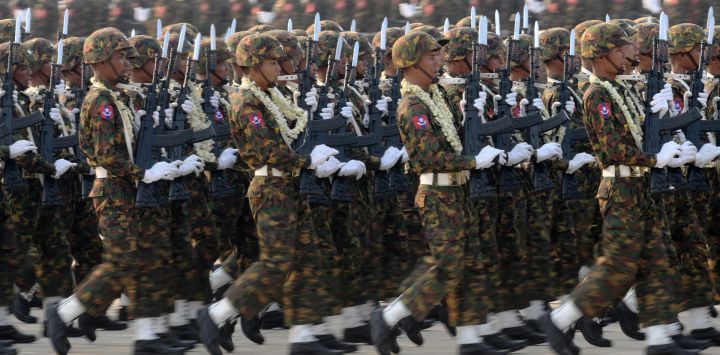 Miembros del ejército de Myanmar participan en un desfile con motivo del 78º Día de las Fuerzas Armadas del país, en Naypyidaw.