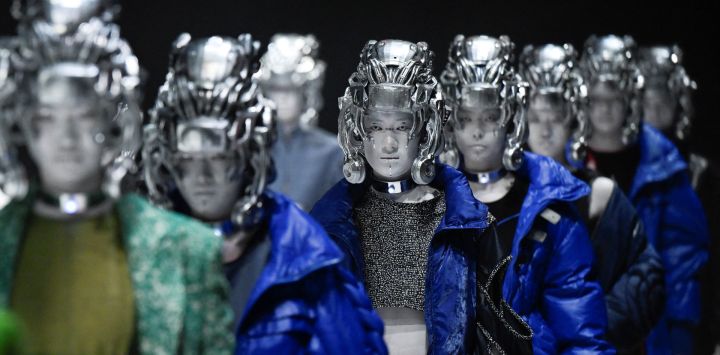 Modelos muestran una creación de D. Martina Queen by Ding Jie durante la Semana de la Moda de China en Pekín.