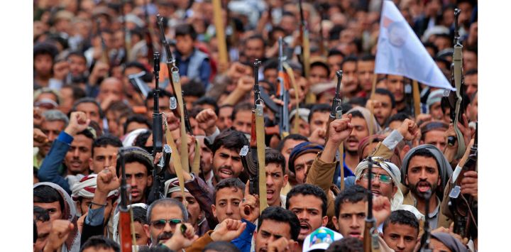 Partidarios de los rebeldes hutíes de Yemen participan en una concentración con motivo del octavo aniversario de la intervención liderada por Arabia Saudí en su país, en Saná.