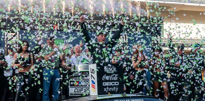 Tyler Reddick de Monster Energy Toyota, celebra tras ganar el Gran Premio EchoPark Automotive de la NASCAR Cup Series en el Circuito de las Américas en Austin, Texas.