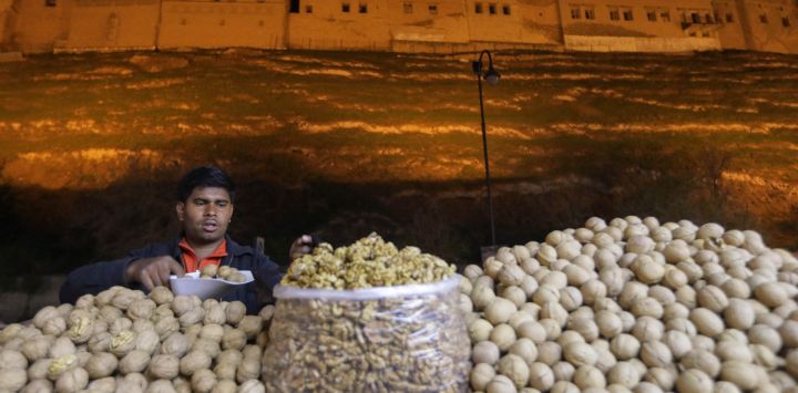 Un vendedor ambulante vende nueces frente a la ciudadela de Arbil, capital de la región autónoma kurda del norte de Irak.