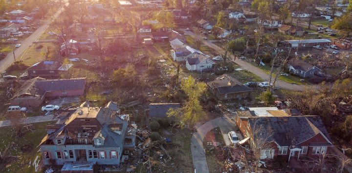 Vista aérea de un barrio destruido en Rolling Fork, Mississippi, después de que un tornado tocara tierra en la zona. - Al menos 23 personas murieron a causa de las violentas tormentas y al menos un tornado que azotaron el estado de Misisipi, en el sur de Estados Unidos, arrancando tejados y arrasando barrios, según informaron las autoridades y los residentes.