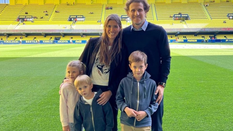 Diego Forlán junto a su esposa e hijos en el estadio del Villareal