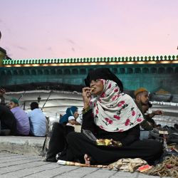 Devotos musulmanes rompen el ayuno el primer día del mes sagrado islámico del Ramadán en la Masyid de la Meca, en Hyderabad, India. | Foto:NOAH SEELAM / AFP