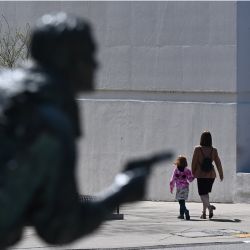 Un grupo de personas pasa junto a una estatua cerca del Capitolio del Estado de Tennessee en Nashville, Tennessee, tras un tiroteo en una escuela, donde tres estudiantes y tres miembros del personal murieron. | Foto:Brendan Smialowski / AFP