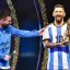 Fotogaleria Lionel Messi mira una estatua suya durante un homenaje de la Conmebol a los integrantes de la selección argentina por ganar el Mundial de Catar 2022