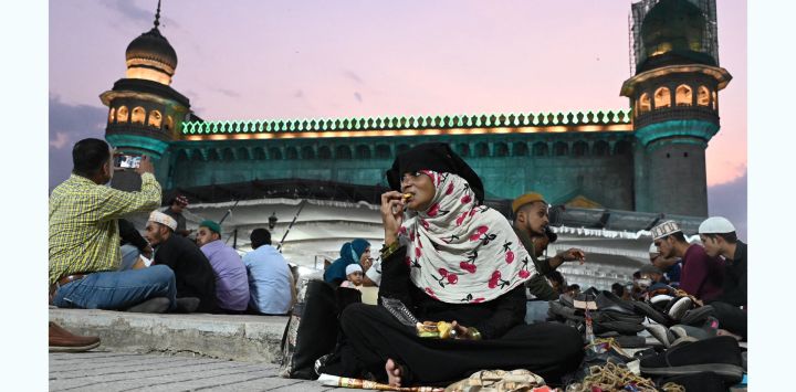 Devotos musulmanes rompen el ayuno el primer día del mes sagrado islámico del Ramadán en la Masyid de la Meca, en Hyderabad, India.