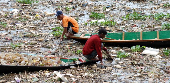 Dos carroñeros recogen plásticos en el río Citarum en Bandung, Java Occidental, Indonesia.