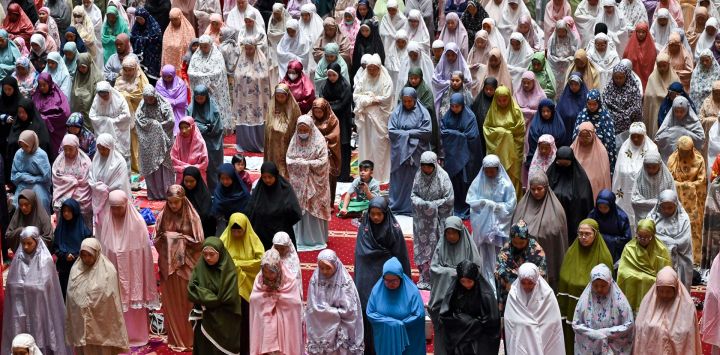 Esta foto muestra a musulmanes realizando oraciones nocturnas durante el mes sagrado del Ramadán en la mezquita Istiqlal en Yakarta, Indonesia.
