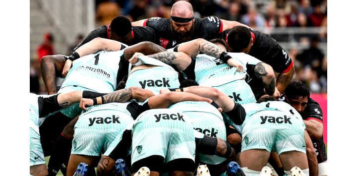 Jugadores del Toulon y del Lyon participan en un scrum durante el partido de rugby union del Top14 francés entre el Olympique Universitaire Rugby de Lyon y el Rugby Club Toulonnais en el estadio Gerland de Lyon, en el centro-este de Francia.