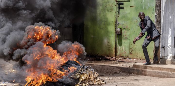 Un simpatizante de la oposición lanza una piedra a los agentes de policía de Kenia durante los enfrentamientos en Nairobi. - El líder de la oposición keniana, Raila Odinga, llamó a sus seguidores a participar en protestas en todo el país para exigir al presidente William Ruto que reduzca el costo de la vida, al tiempo que cuestionó los resultados de las elecciones presidenciales del año pasado.