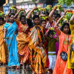 Cientos de devotos hindúes asisten a las coloridas celebraciones durante las cuales el pueblo tamil desfila por las calles que rodean el templo de Vishnu en Sri Lanka. | Foto:ISHARA S. KODIKARA / AFP