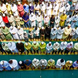 Devotos musulmanes ofrecen las primeras oraciones del viernes del mes sagrado de ayuno de Ramadán en la mezquita de Vasi Ullah en Prayagraj, India. | Foto:SANJAY KANOJIA / AFP