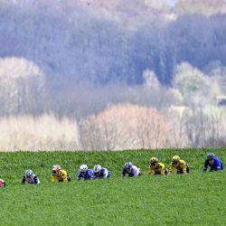 El pelotón de corredores compite durante la carrera ciclista masculina WorldTour "E3 Saxo Bank Classic", de un día de duración, 204,1 km desde y hasta Harelbeke. | Foto:JASPER JACOBS / Belga / AFP