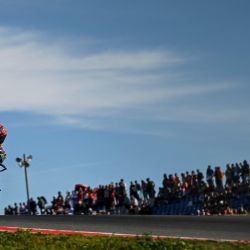 El piloto francés de Yamaha Fabio Quartararo rueda durante el calentamiento previo a la carrera de MotoGP del Gran Premio de Portugal en el Circuito Internacional del Algarve en Portimao. | Foto:PATRICIA DE MELO MOREIRA / AFP