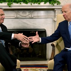 El presidente de EE.UU. Joe Biden y el presidente Alberto Fernández, de Argentina, se dan la mano durante una reunión bilateral en el Despacho Oval de la Casa Blanca en Washington, DC. | Foto:JIM WATSON / AFP