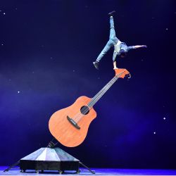 Imagen de un actor realizando acrobacias en el escenario durante el espectáculo de gala de la 11 Exhibición Acrobática de China, en Jinan, en el este de China. | Foto:Xinhua/Xu Suhui