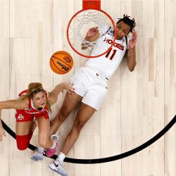 Jacy Sheldon de los Ohio State Buckeyes observa su tiro contra D'asia Gregg de los Virginia Tech Hokies en la ronda Elite Eight en el Climate Pledge Arena en Seattle, Washington. | Foto:Steph Chambers/Getty Images/AFP