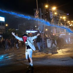 Las fuerzas de seguridad israelíes utilizan cañones de agua para dispersar a los manifestantes durante las manifestaciones que tienen lugar en Tel Aviv. | Foto:GIL COHEN-MAGEN / AFP