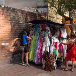 Mujeres compran ropa en un puesto ambulante, en el distrito de Miraflores, en Lima, Perú. | Foto:Xinhua/Mariana Bazo