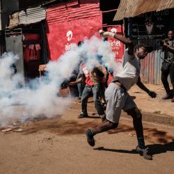 Un manifestante devuelve un bote de gas lacrimógeno a los agentes de policía en la calle durante una concentración multitudinaria convocada por el líder de la oposición Raila Odinga, que afirma que le robaron las últimas elecciones presidenciales de Kenia. | Foto:YASUYOSHI CHIBA / AFP