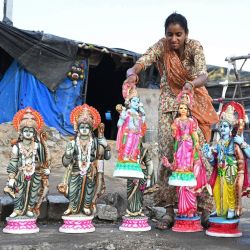 Un trabajador coloca las estatuas de deidades hindúes expuestas fuera de un taller en la víspera del festival hindú de Ram Navami, al borde de la carretera en Hyderabad, India. | Foto:NOAH SEELAM / AFP