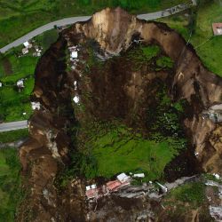 Vista aérea de la zona afectada por un deslizamiento de tierra en Alausí, Ecuador. - Los equipos de rescate buscana más de 60 personas dadas por desaparecidas tras un corrimiento de tierras provocado por meses de fuertes lluvias que causó la muerte de al menos siete personas en el sur de Ecuador. | Foto:Marcos Pin / AFP