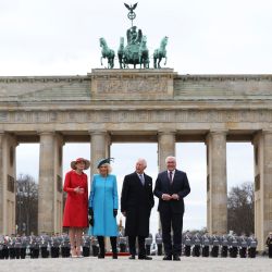 La esposa del presidente alemán, Elke Buedenbender, la reina consorte británica Camilla, el rey Carlos III de Gran Bretaña y el presidente alemán Frank-Walter Steinmeier asisten a una ceremonia de bienvenida en la Puerta de Brandemburgo en Berlín. | Foto:Ronny Hartmann / AFP
