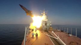 Esta captura tomada de una filmación publicada por el Ministerio de Defensa ruso muestra un barco de misiles de la Flota del Pacífico disparando un misil de crucero Moskit contra un objetivo marino enemigo simulado en el Mar de Japón durante unos ejercicios militares.