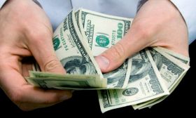 Un economista admitió que el dólar blue "va a llegar un poco más arriba de los 400 pesos"