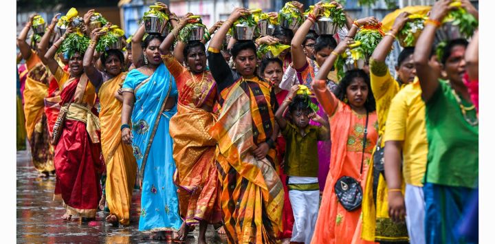 Cientos de devotos hindúes asisten a las coloridas celebraciones durante las cuales el pueblo tamil desfila por las calles que rodean el templo de Vishnu en Sri Lanka.