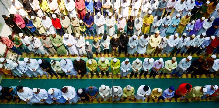 Devotos musulmanes ofrecen las primeras oraciones del viernes del mes sagrado de ayuno de Ramadán en la mezquita de Vasi Ullah en Prayagraj, India.