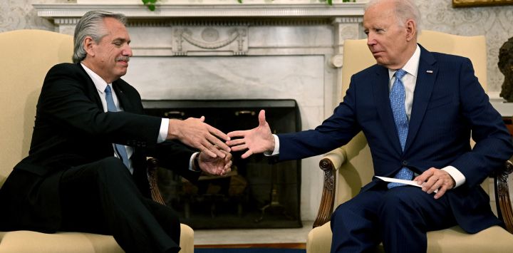El presidente de EE.UU. Joe Biden y el presidente Alberto Fernández, de Argentina, se dan la mano durante una reunión bilateral en el Despacho Oval de la Casa Blanca en Washington, DC.