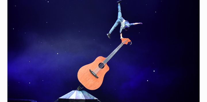 Imagen de un actor realizando acrobacias en el escenario durante el espectáculo de gala de la 11 Exhibición Acrobática de China, en Jinan, en el este de China.
