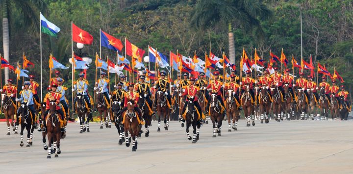 Soldados a caballo encabezan el convoy del jefe militar de Myanmar, Min Aung Hlaing, a su llegada al patio de armas para conmemorar el 78º Día de las Fuerzas Armadas del país, en Naypyidaw.