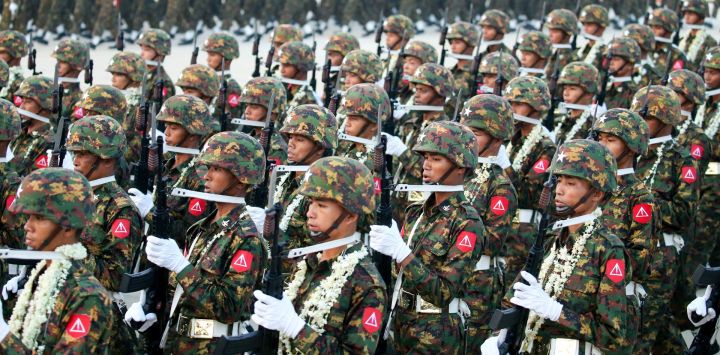 Soldados marchan durante un desfile militar con motivo del 78 Día de las Fuerzas Armadas, en Nay Pyi Taw, Myanmar.