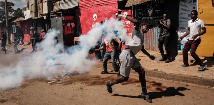 Un manifestante devuelve un bote de gas lacrimógeno a los agentes de policía en la calle durante una concentración multitudinaria convocada por el líder de la oposición Raila Odinga, que afirma que le robaron las últimas elecciones presidenciales de Kenia.