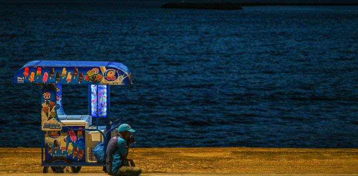 Un vendedor de helados espera a los clientes en la playa de Galle Face, en Colombo, Sri Lanka.