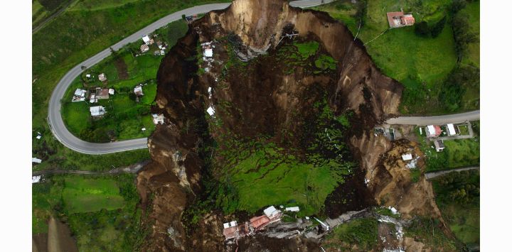 Vista aérea de la zona afectada por un deslizamiento de tierra en Alausí, Ecuador. - Los equipos de rescate buscana más de 60 personas dadas por desaparecidas tras un corrimiento de tierras provocado por meses de fuertes lluvias que causó la muerte de al menos siete personas en el sur de Ecuador.