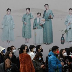 La gente espera en la cola para ver una creación de la Jian Shang Yun por Jiang Shuo durante la Semana de la Moda de China en Beijing. | Foto:Wang Zhao / AFP